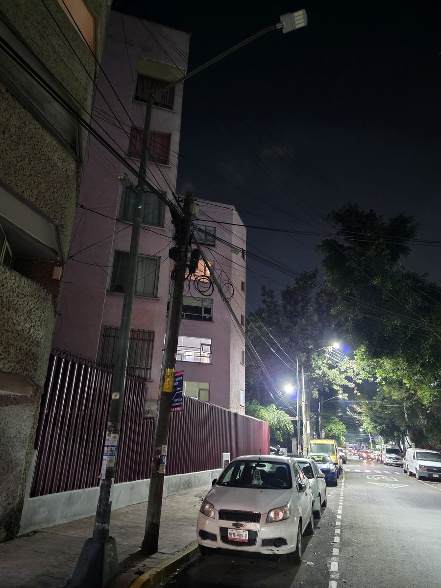 alan_vaz's tweet photo. @MHcesac @AlcaldiaMHmx @mauriciotabe nos apoyan a reparacion de luminaria en primero de mayo afuera del 28 en Tacubaya cdmx, pareciera que quisieron robar el cable y dejaron los cables un riesgo para todos. https://t.co/rDiCPdm1Vp