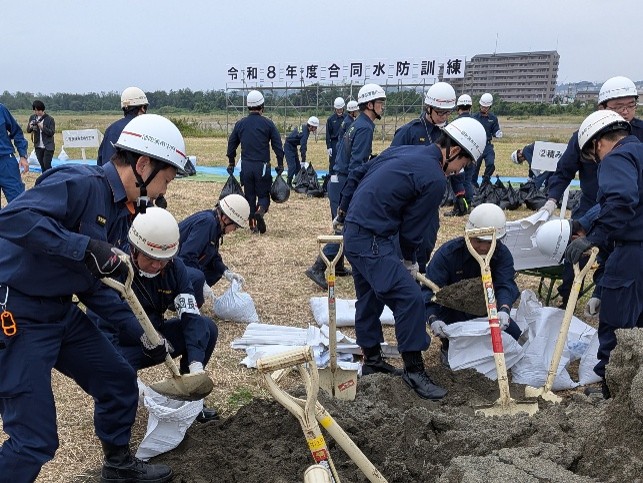 fuchu_douro's tweet photo. 管理保全室では、令和８年６月７日（日）、多摩川緑地押立地区で行われた令和８年度府中市合同水防訓練に道路パトロールカーで参加しました。
風水害の際には、道路の安全を確認するためにこの車両で活動します。 https://t.co/ojumKh67Dc
