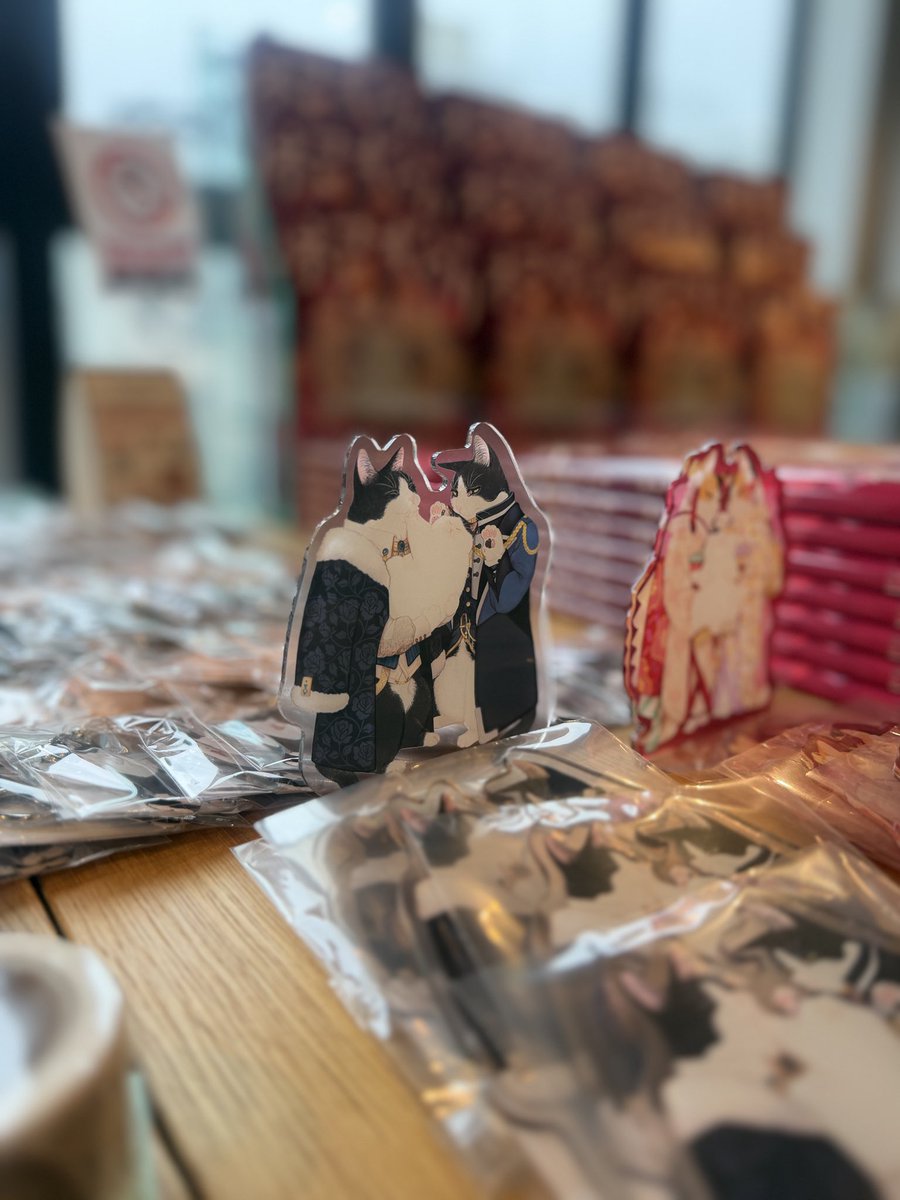 nekoe_onomai's tweet photo. ／
会期延長中🐈✨
＼
この展示だけのグッズや、まだお迎え待ちの原画もございますので、この機会に是非ご覧いただけたらと思います☺️✨
どうぞよろしくお願いいたします🙇‍♀️

『ネコずらり オノマイ作品集』発売記念イラスト展 
★入場無料
■期間：2026年6月19日（金）～7月13日（月）
営業時間：9:00～22:00
■会場：TSUTAYA BOOKSTORE 下北沢　３Fスペース

#オノマイ #ネコずらり #catart #玄光社 #acg
