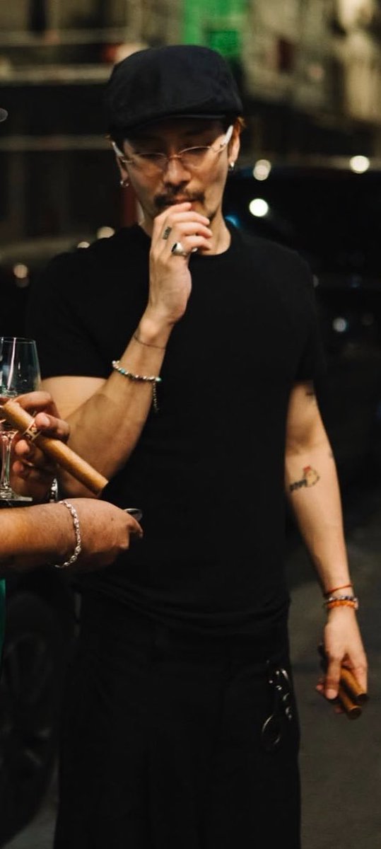 et1narcad1a's tweet photo. the beard with the habano? Yeah that’s giving daddy 🚬🔥 #needthat #iminsane 
#JacksonWang https://t.co/khkRmbQsij