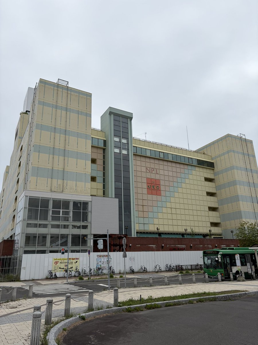fleece_jp's tweet photo. 苫小牧駅、駅前の廃ビルが痛々しい。 https://t.co/1307kxZW8R
