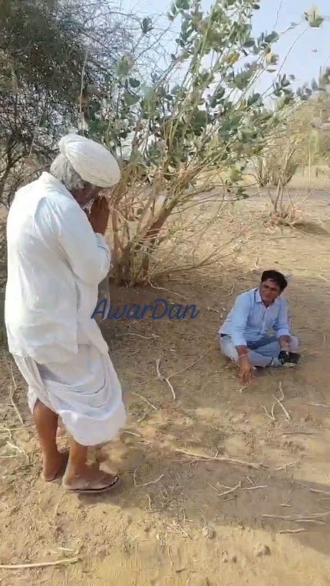 kodaratnoo's tweet photo. लोकतंत्र को कलंकित करती यह तस्वीर....... बाड़मेर के पुषड़ गांव के पास सीताराम की ढाणी की है।
     इस तस्वीर में हाथ जोड़कर न्याय की दुआई करता गरीब और अहशाय किसान गोरख दान है और उनके सामने विराजमान शख्स भियांड़ ( शिव) के नायब तहसीलदार साब है।
    मामला ये है कि पश्चिमी राजस्थान  वर्तमान में सौलर और पवन ऊर्जा का हब बन रहा है,,, बड़ी बड़ी कम्पनियां इस क्षेत्र में कूद पड़ी है,, भूमि चयन से लेकर काम पूरा करने तक अर्थ का बड़ा प्रवाह चलता है,, हर कोई अपनी अर्थव्यवस्था को मजबूत करने में लगा है, हर कोई का मतलब .... हर कोई।
   अगर किसी किसान की इच्छा नहीं है जमीन देने की तो उसका भी तोड़ निकाला जाता है साम- दाम - दंड - भेद ।
और इन सब में साथ देता है प्रशासन... प्रशासन के अधिकारी।
यही यंहा भी हो रहा है किसान चिल्ला रहा है ... गुहार कर रहा है.... न्याय की मांग कर रहा  है... पूछ रहा है मेरा खेत है,, मैं मालिक हूं... तो आप बिना मेरी इज्जाजत के मेरे खेत में कैसे घुस सकते हो । 
   क्या विकास के नाम पर यह तानाशाही का चरम नहीं है।
क्या लोकतंत्र का वजूद खत्म हो रहा है।
क्या संगठन ,,, सरकार,, और प्रशासन के अधिकारी  भगवान हो गये है।
कौन जवाब देगा.......#cmo #pmonarendramodi #BhajanlalSharma #barmernews #barmerpolice #chinmayeegopal #DistrictCollector #DistrictMagistrate #RajasthanNews