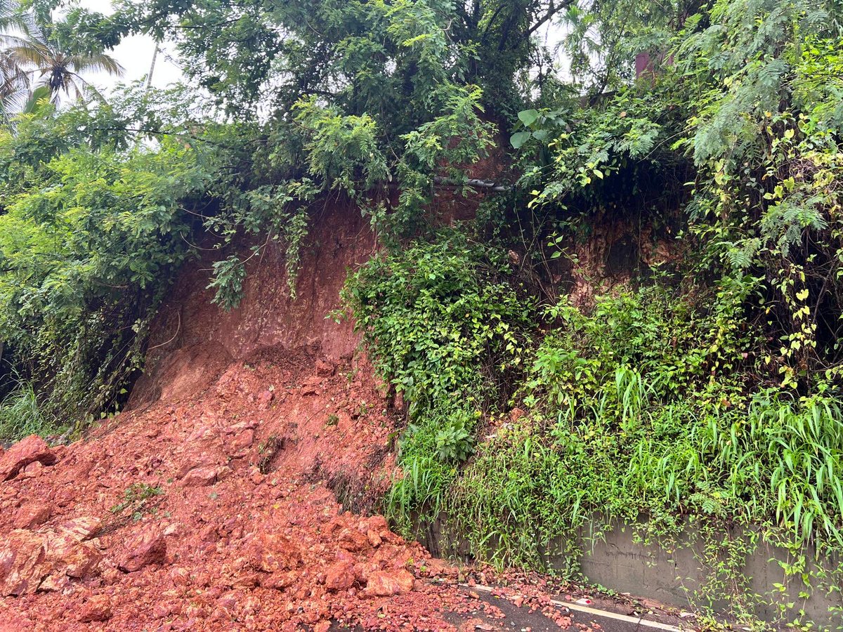 Rohdas1983's tweet photo. @nitin_gadkari 

An incomplete and unsafe retaining wall near Mahi Pass, Kannur (NH-66 service road) has become an imminent threat to public safety. Despite repeated complaints, site inspections, and assurances over several years, no action Location: Mahi Pass, Kannur, Kerala. https://t.co/0qwTILnA4k