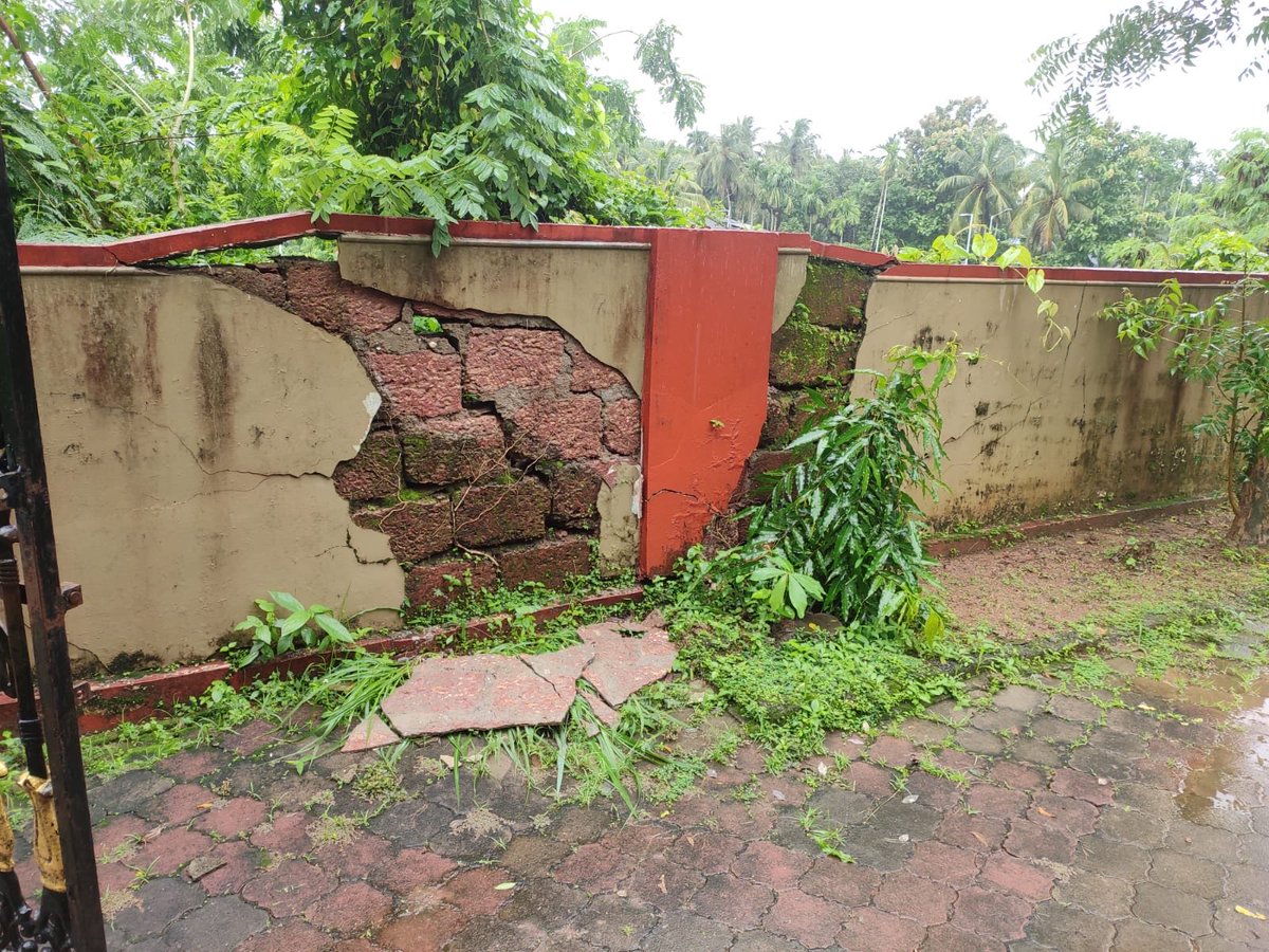 Rohdas1983's tweet photo. @nitin_gadkari 

An incomplete and unsafe retaining wall near Mahi Pass, Kannur (NH-66 service road) has become an imminent threat to public safety. Despite repeated complaints, site inspections, and assurances over several years, no action Location: Mahi Pass, Kannur, Kerala. https://t.co/0qwTILnA4k