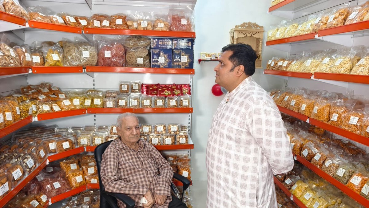 BJPJunagadhcity's tweet photo. આઝાદ ચૉક નજીક મહાનગર પાલિકા ની સામે દાતાર રોડ જલારામ ઇલાઇમેન્ટ વાળા વિશાલ ઠકરાર, રૂદ્ર ઠકરાર, દેવ ઠકરાર દ્વારા જલારામ નમકીન દુકાનના ઉદ્ઘાટન પ્રસંગે ઉપસ્થિત રહીને શુભેચ્છાઓ પાઠવી હતી.. જય જલારામ.. https://t.co/M4sosSMMAy