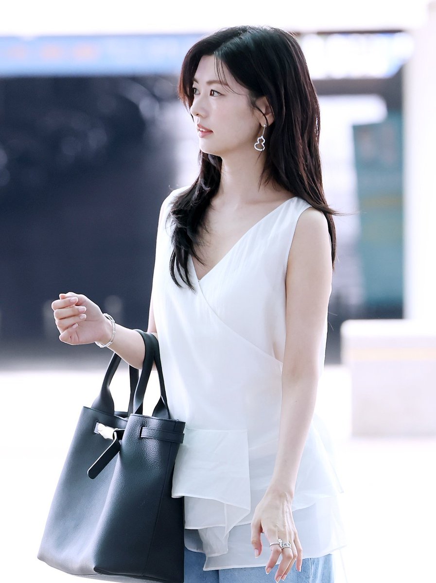 JungSominUpdate's tweet photo. Jung Somin at the Incheon International Airport, South Korea on her way to Japan for Magazine shoot! ✈️💙 

The Prettiest ✨

#JungSoMin #정소민 https://t.co/dFxDmfh3Ha