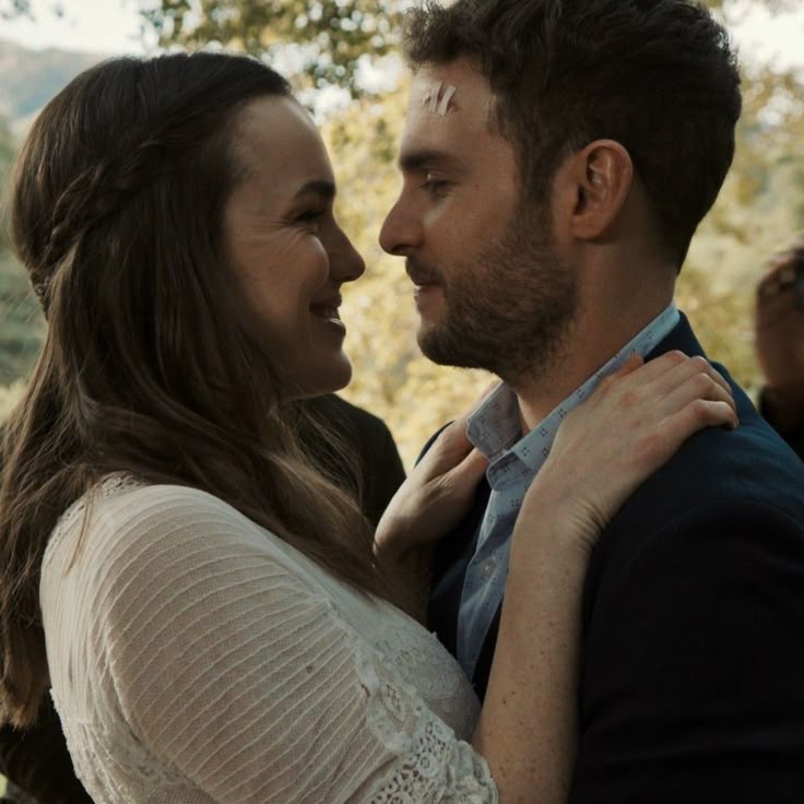 afilmbylight's tweet photo. Meu casal favorito? É onde os 2 mais inteligentes de um grupo de pessoas super treinadas que viram uma família lutando contra muitas coisas pra salvar o mundo tem um friends to lovers slow burn lindo até que o cara morre e ela sofre a morte dele terrivelmente até + https://t.co/RoWhseoJz3