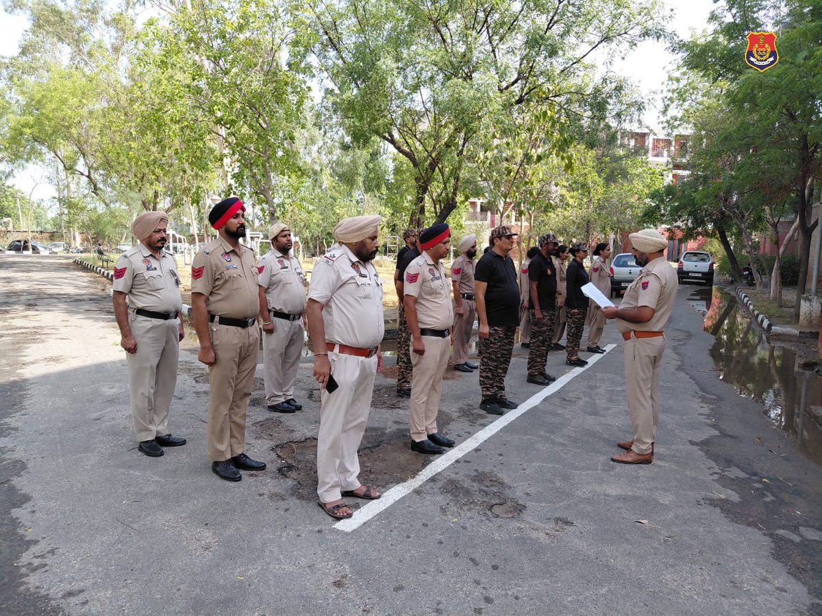MuktsarPolice's tweet photo. Morning Roll-Call in Police Stations was conducted by SHOs in District Sri Muktsar Sahib. In this,SHOs inspected uniforms of the Police Personnel,briefed them about day’s tasks & issued necessary instructions to maintain law and order situation. #ForceIsFamily #LetsBringTheChange https://t.co/s3aGqFU1jl