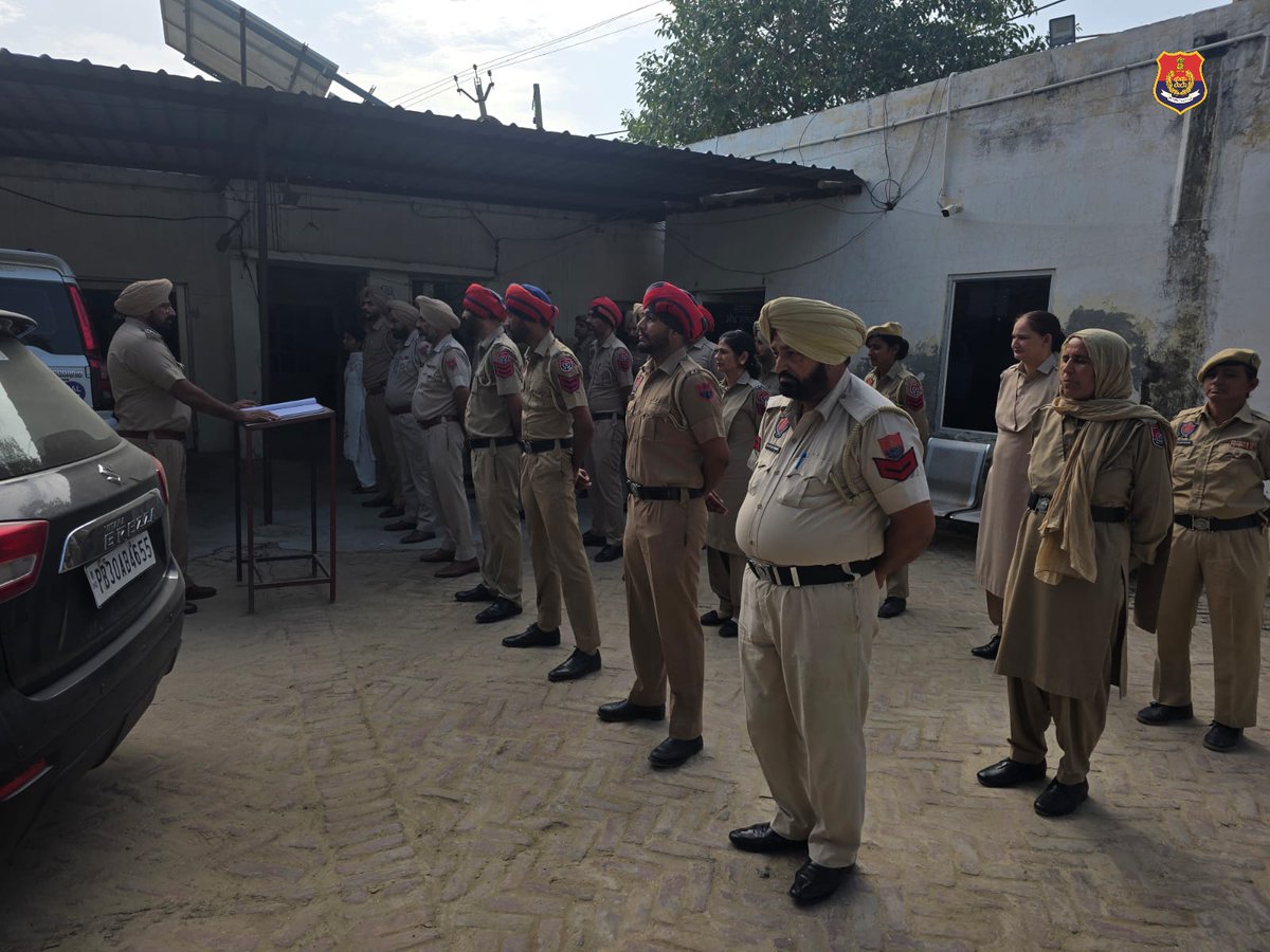 MuktsarPolice's tweet photo. Morning Roll-Call in Police Stations was conducted by SHOs in District Sri Muktsar Sahib. In this,SHOs inspected uniforms of the Police Personnel,briefed them about day’s tasks & issued necessary instructions to maintain law and order situation. #ForceIsFamily #LetsBringTheChange https://t.co/s3aGqFU1jl