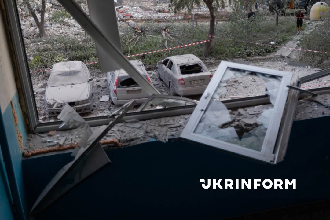 UKRINFORM's tweet photo. ❤️‍🩹 У Дарницькому районі Києва через влучання зруйновано під'їзд дев'ятиповерхівки

📸 Укрінформ https://t.co/qVwDUsfMYG
