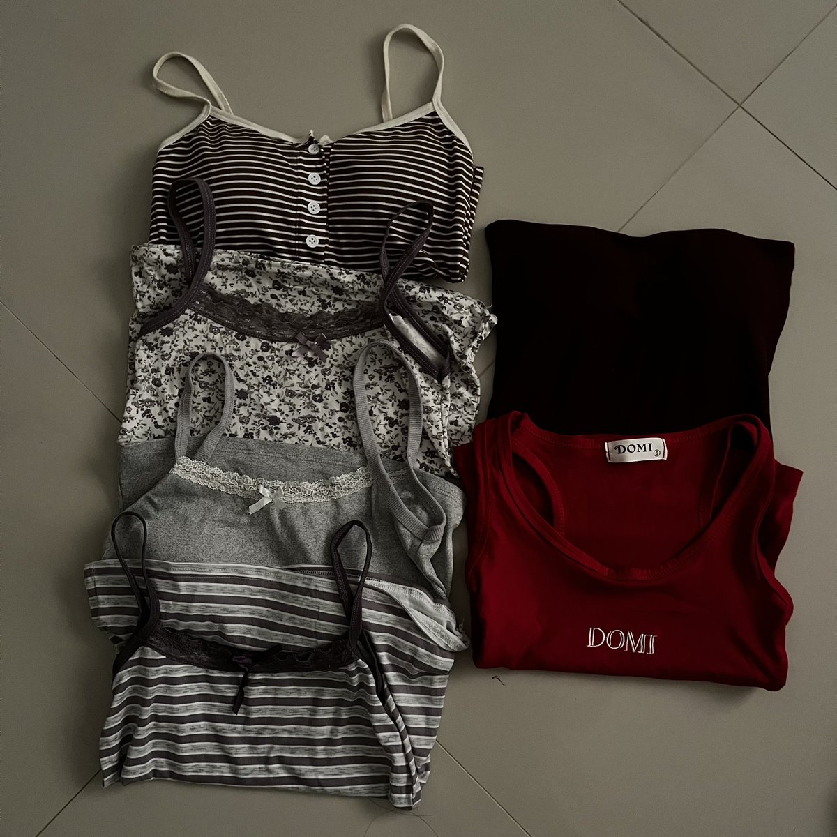 _kmkln's tweet photo. โล๊ะเสื้อผ้าเค้าเองคับ ราค��หลักสิบทุกตัว❕
เสื้อ กางเกงขาสั้น,ขายาว เสื้อสายเดี่ยว เกาะอก ปาดไหล่ เดรส ลงวันนี้เวลา 18:00 น.
ค่าส่งเหมา 40 🚛
🥁 rt ลด 5 บาทค่ะ 🥁

#เสื้อผ้ามือสอง #ส่งต่อเสื้อผ้ามือสอง #โล๊ะตู้เสื้อผ้ามือสอง #ส่งต่อ #โล๊ะตู้ https://t.co/4iSyECj69l