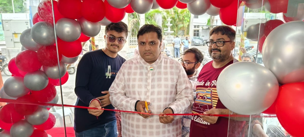 BJPJunagadhcity's tweet photo. આઝાદ ચૉક નજીક મહાનગર પાલિકા ની સામે દાતાર રોડ જલારામ ઇલાઇમેન્ટ વાળા વિશાલ ઠકરાર, રૂદ્ર ઠકરાર, દેવ ઠકરાર દ્વારા જલારામ નમકીન દુકાનના ઉદ્ઘાટન પ્રસંગે ઉપસ્થિત રહીને શુભેચ્છાઓ પાઠવી હતી.. જય જલારામ.. https://t.co/M4sosSMMAy