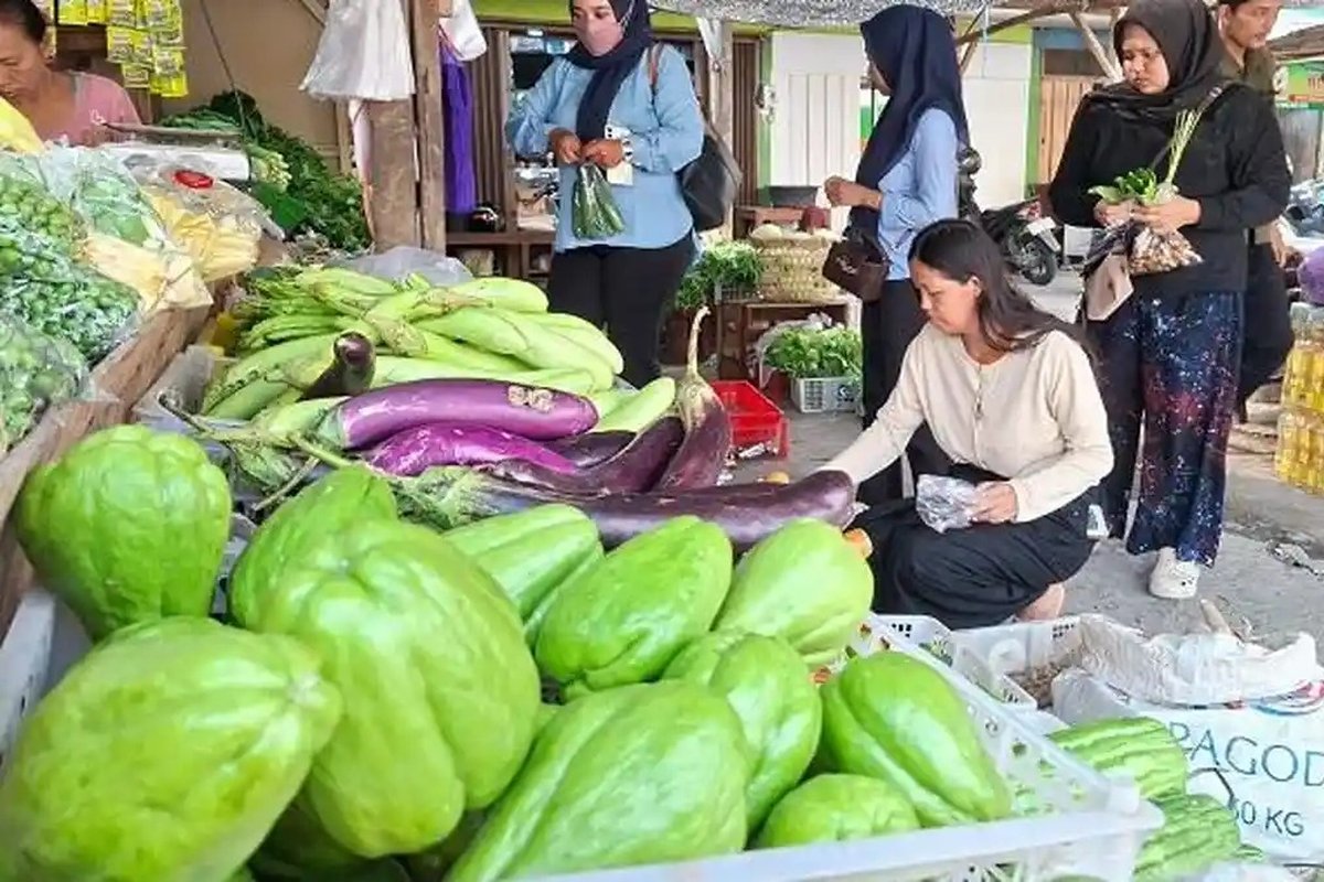 LambeSahamjja's tweet photo. Harga Bahan Pokok Turun Saat MBG Libur:
- Sayuran turun sampai 70%
- brokoli Rp29.000 → Rp16.000, k
- embang kol Rp30.000 → Rp5.000
- Telur turun dari Rp26.000 → Rp21.000/kg
- Daging ayam turun dari Rp35.000 → Rp30.000/kg
- Penyebab MBG libur karena libur sekolah, permintaan bahan pokok turun drastis
- Rakyat senang, uang belanja bisa dapat lebih banyak barang
- Pedagang semringah, penjualan justru naik karena harga murah
- MBG libur = harga pangan turun = rakyat bisa beli lebih banyak