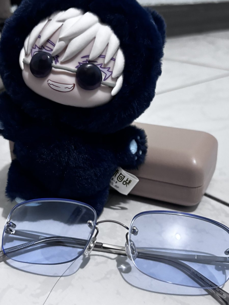 gngrayas's tweet photo. gojos glasses looked so ass i had to get him new ones https://t.co/pAqWiDHDST