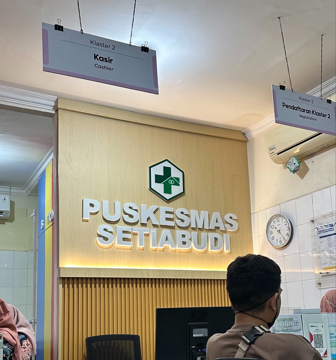 mhuseinali's tweet photo. Pake BPJS di Puskesmas Jakarta bikin culture shock.

1. Pelayanan konsultasinya lebih bagus dan nyaman dari RS Swasta premium di Jakarta (pengalaman pribadi)

2. Gratis tis tis. Thanks to BPJS poros sosialisme Indonesia 🔥🔥🔥

3. Puskesmas rasa Rumah Sakit. 4 lantai dan punya banyak layanan.

4. Contrary to popular belief, ramah banget resepsionisnya? Egaliter juga ga pandang penampilan.

What the hell man. Layanan sebagus ini cuma ada di Jakarta. Bandung aja gak gini 😭😭😭