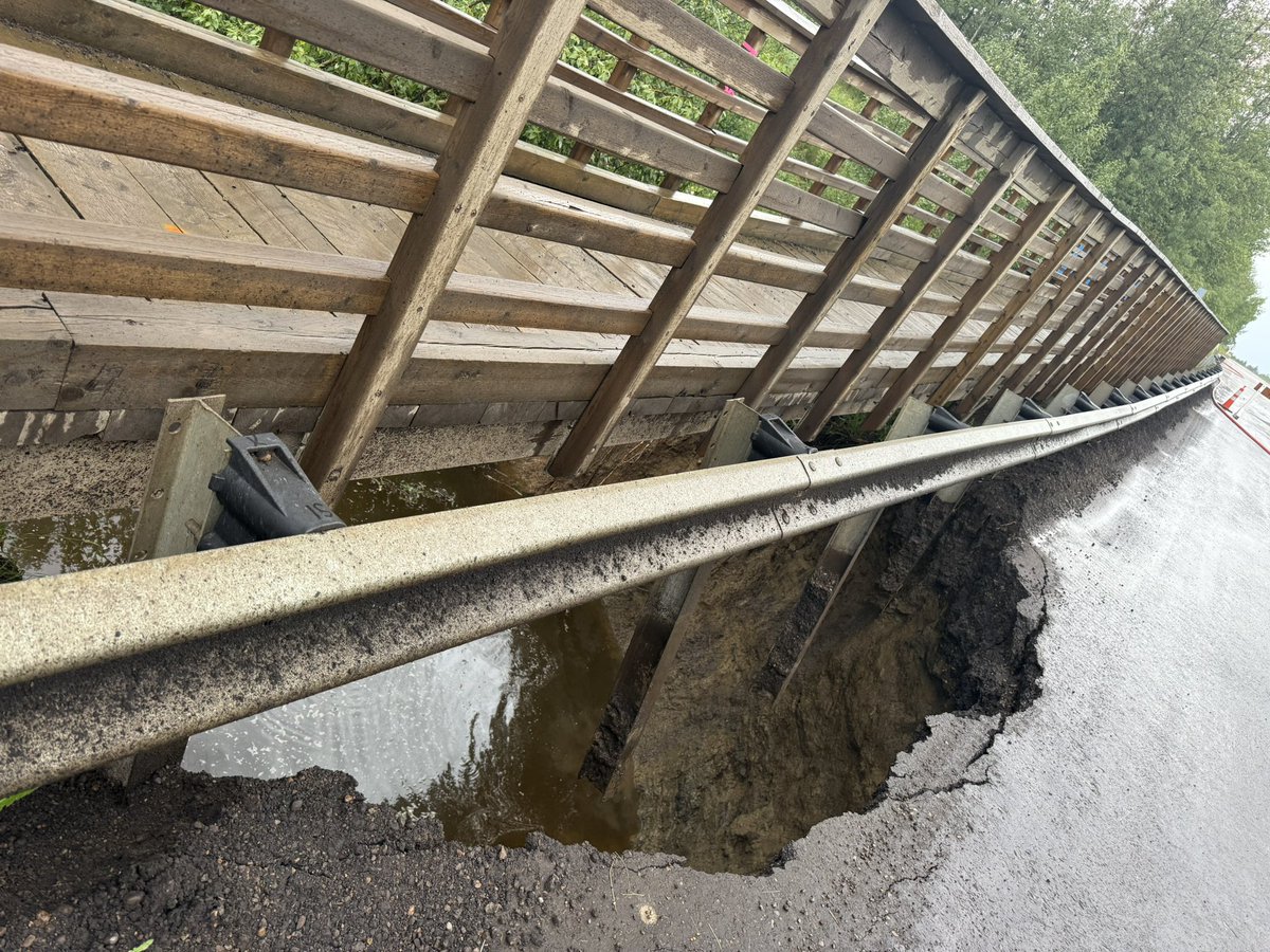 DebtAndDrain's tweet photo. @ctvedmonton Update: it’s officially eroding 137th Ave. https://t.co/164qy8gdNM