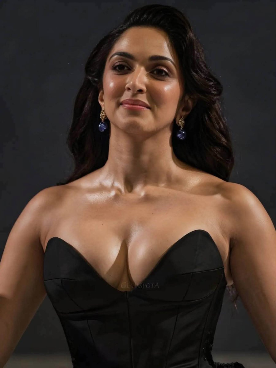 Kumar_ayyar's tweet photo. Beautiful Indian 
Actress 💋😍
#kiaraadvani  George 🥵 https://t.co/clPg84ykKu