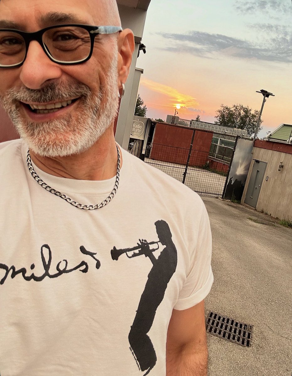 francosimeri's tweet photo. Buongiorno ☀️
Giovedì… ci siamo!💪😃☕️ 🎶 🗞️
Su @radiomarte e in Tv, canale 183 digitale terrestre 📻 📺 
Dalle 6 alle 8 on air 🎙🎧 

#staytuned #buongiorno #radio #radiomarte #morning  morningmood martemorningshow https://t.co/rBctLHFpPS