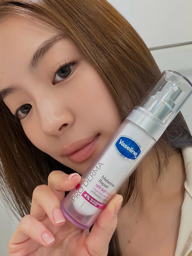 miunatcha's tweet photo. Meet the new 𝙑𝙖𝙨𝙚𝙡𝙞𝙣𝙚 Proderma Facial Care! 

𝖬𝗂𝗎 has tried 𝙑𝙖𝙨𝙚𝙡𝙞𝙣𝙚𝙡 Proderma, a serum to reduce sun blemishes SPF50 PA++++. Very good texture, comes with "Glycosome", the world's newest blemish-busting technology from 𝙑𝙖𝙨𝙚𝙡𝙞𝙣𝙚. https://t.co/fvsWNnZvhF
