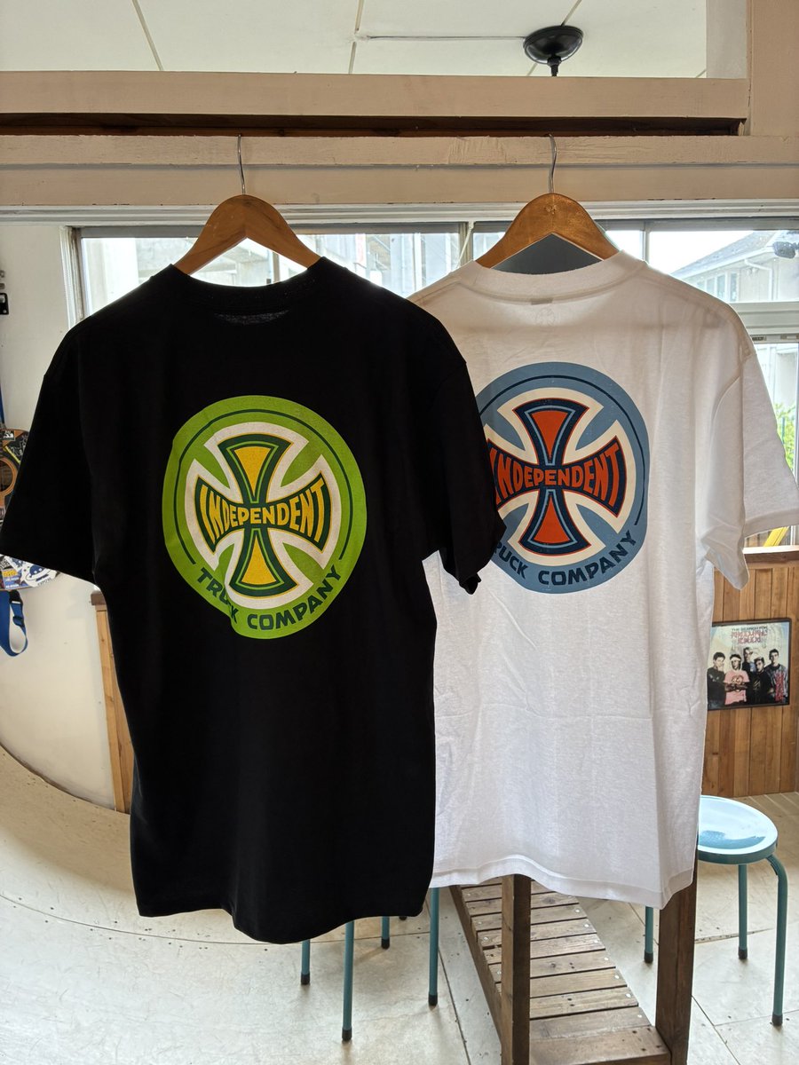 BQ_DESIGN's tweet photo. BQ-STORE本日もオープンしてます！

INDEPENDENTより数年ぶりに復活したアイアンクロスロゴTシャツ入荷しました。

やっぱりINDYといったらこのロゴですね🔥

サイズはどちらもLになります。古着で旧ロゴ探していた方もこの機会にぜひ！カラーリングも最高でオススメです🔥 https://t.co/SgZ5sQet0L