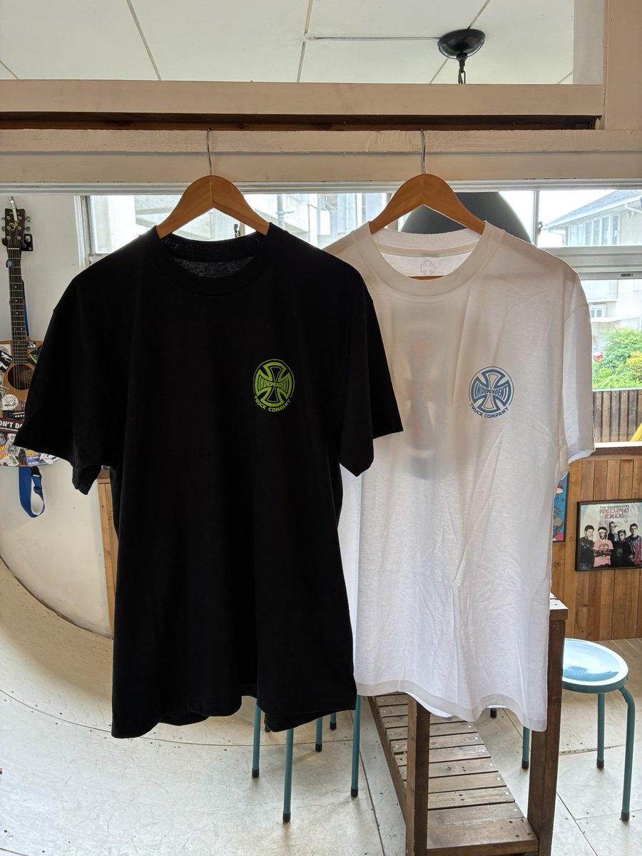 BQ_DESIGN's tweet photo. BQ-STORE本日もオープンしてます！

INDEPENDENTより数年ぶりに復活したアイアンクロスロゴTシャツ入荷しました。

やっぱりINDYといったらこのロゴですね🔥

サイズはどちらもLになります。古着で旧ロゴ探していた方もこの機会にぜひ！カラーリングも最高でオススメです🔥 https://t.co/SgZ5sQet0L