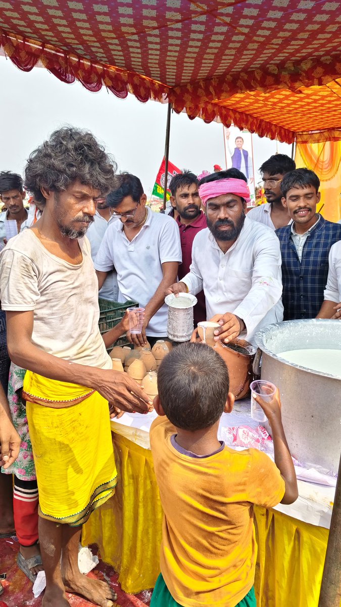 yadavakhilesh's tweet photo. जन्मदिन की बधाई देने के लिए आए सभी आगंतुकों व संपूर्ण विश्व से संदेश भेजनेवाले शुभचिंतकों को हार्दिक धन्यवाद! 

इस अवसर पर जिन लोगों ने समाज सेवा के माध्यम से विभिन्न आयोजन किये हैं या भंडारे या साइकिल वितरण आदि के माध्यम से अपनी सहृदयता का परिचय दिया है, उन सबको भी जन-सेवा करने के लिए दिल से शुक्रिया।