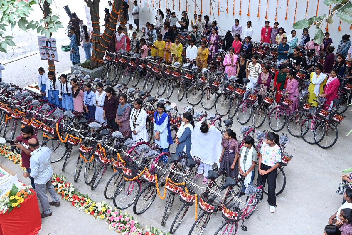 yadavakhilesh's tweet photo. जन्मदिन की बधाई देने के लिए आए सभी आगंतुकों व संपूर्ण विश्व से संदेश भेजनेवाले शुभचिंतकों को हार्दिक धन्यवाद! 

इस अवसर पर जिन लोगों ने समाज सेवा के माध्यम से विभिन्न आयोजन किये हैं या भंडारे या साइकिल वितरण आदि के माध्यम से अपनी सहृदयता का परिचय दिया है, उन सबको भी जन-सेवा करने के लिए दिल से शुक्रिया।