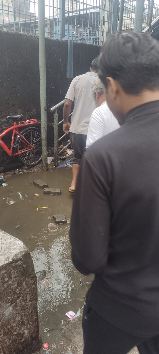 drvikaspalkar's tweet photo. @mybmc @TawdeRitu @mybmcWardRS Due to the low-lying road surface near the staircase at Kandivali East Railway FOB, rainwater collects on the pedestrian route causing inconvenience and safety concerns for commuters and school children. Kindly rectify the road level/slope,drainage https://t.co/DjWtzCzcJO