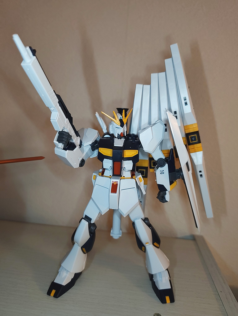 yukimurya's tweet photo. EGνガンダムとファンネルセットを組んでみた。本体はタッチゲートなので文字通り手でもぎとれるのでとても組みやすく、出来上がった本体もカッコイイ。
すごいねEG。
ファンネル背負わせると見慣れた姿になるけど、ちょっと後ろに反るのでスタンド使ったほうがいいのかもしれない。 https://t.co/F1tH96SQpl