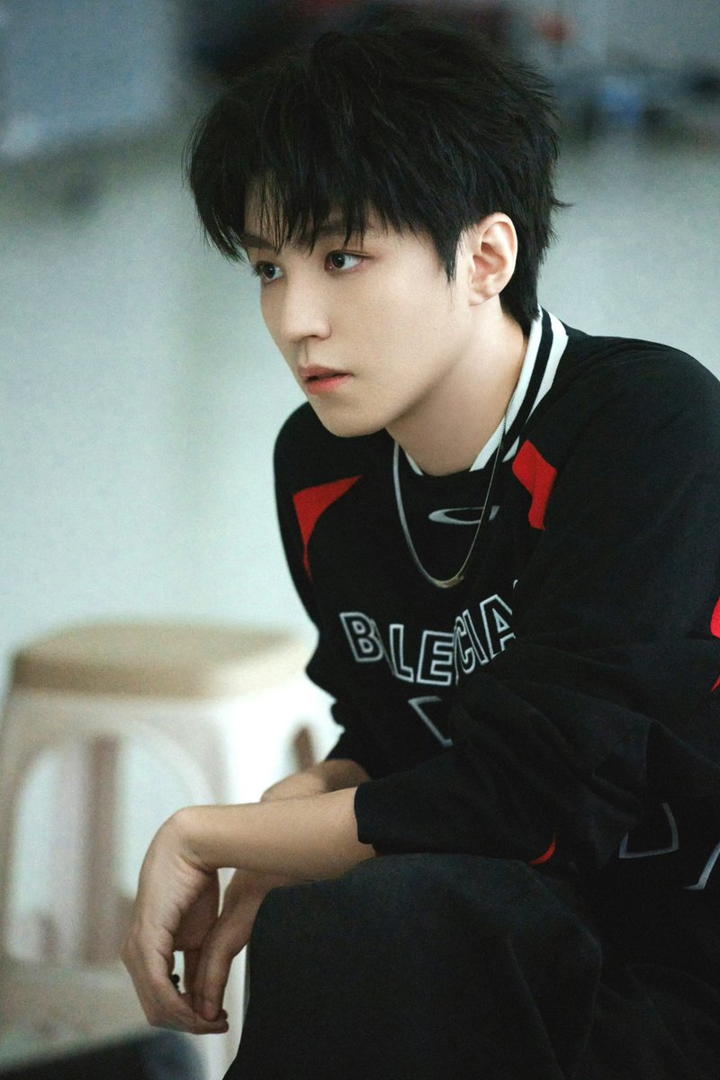 KarryOverseasFP's tweet photo. 【260702 #王俊凯 工作室 微博更新 #wangjunkai studio Weibo update】

Sneak peek at the behind-the-scenes photos from 《疑疑疑》! A practice room performance that’s beyond words is on the way—coming later today.

《疑疑疑》花絮照抢先看，帅到没有形容词的练习室performance晚点就来～ 

https://t.co/XhekYyVS4Y

#王俊凯 #karrywang