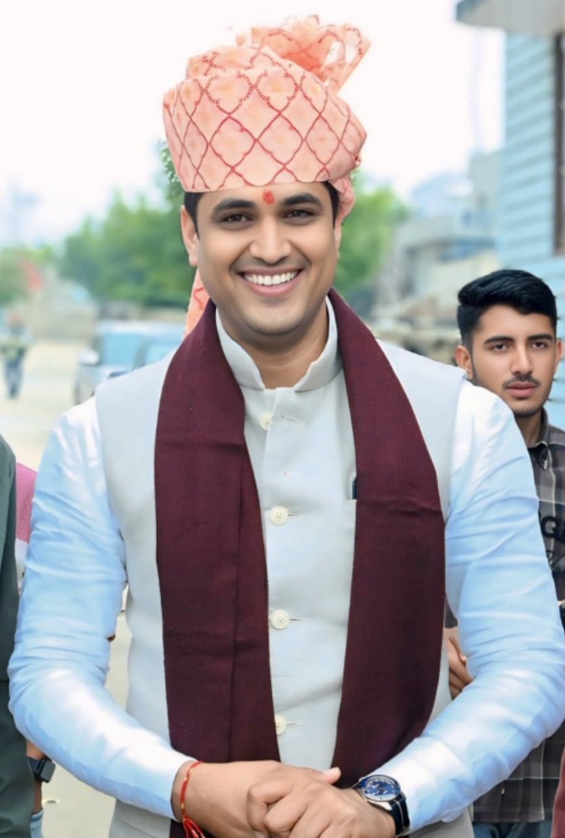 Nirmalchoudry's tweet photo. सर पर राजस्थानी साफा चेहरे पर मुस्कान सरल व साधारण व्यक्तित्व के धनी युवा विधायक @DrVikasAjmer जी को जन्मदिवस की हार्दिक शुभकामनाएँ! https://t.co/YEAHM3TPQh
