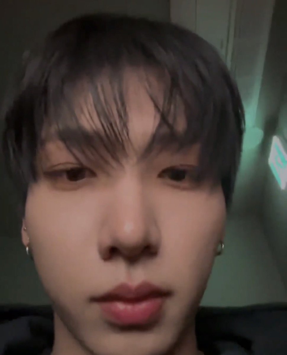 hyukkeiz's tweet photo. do you have any games on your phone https://t.co/pfBqGgMP3O