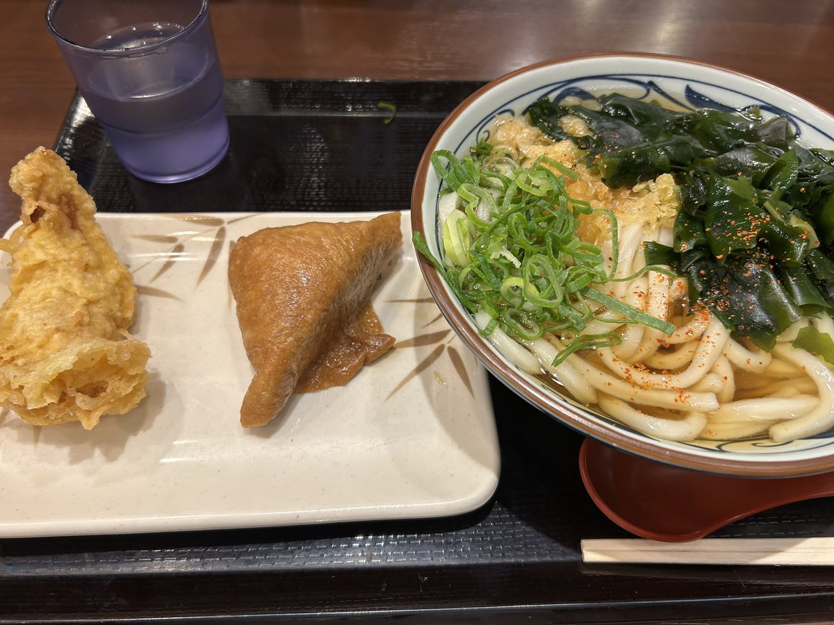 imoyoukang's tweet photo. これで1000円超えちゃうのか。
かけ大、かしわ天、いなり。
わかめは取り放題だから多めに入れた。 https://t.co/gMTj2kqieF