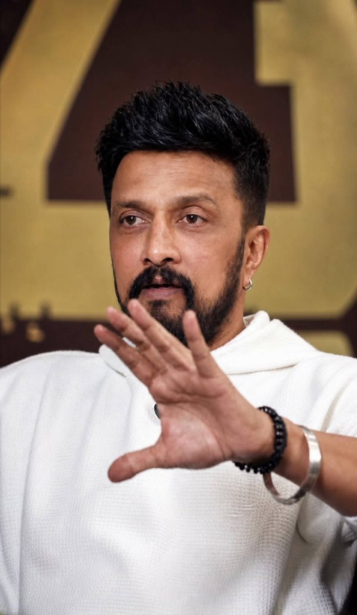 KicchaUniverse's tweet photo. Elegance. Confidence. Charisma. 👑🤍

Boss @KicchaSudeep — a class apart, on and off the screen. ❤️‍🔥

#KicchaSudeep #KicchaBoss #KicchaUniverse #Sandalwood #BRB #BillaRangaBaasha #KannadaCinema #TrendingNow #Viral https://t.co/wdy6DFajKN