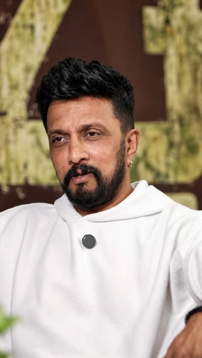 KicchaUniverse's tweet photo. Elegance. Confidence. Charisma. 👑🤍

Boss @KicchaSudeep — a class apart, on and off the screen. ❤️‍🔥

#KicchaSudeep #KicchaBoss #KicchaUniverse #Sandalwood #BRB #BillaRangaBaasha #KannadaCinema #TrendingNow #Viral https://t.co/wdy6DFajKN