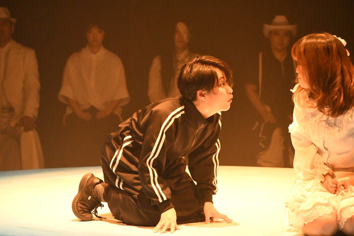 unmamedaifuku's tweet photo. ひとのこ
挿絵さんは以前、カステラさんのお芝居観にいらした時に中腰でｳｫｵｵｫｵｯ‼︎って高速地団駄踏んでて、ワークショップでも清々しい程の運動量をかましてくれまして、今回参加していただき、たくさん動いてもらいましょうとひとのこに。wegoのトラックジャージワンピースは必然でした。 https://t.co/JI6sbxQ3tG