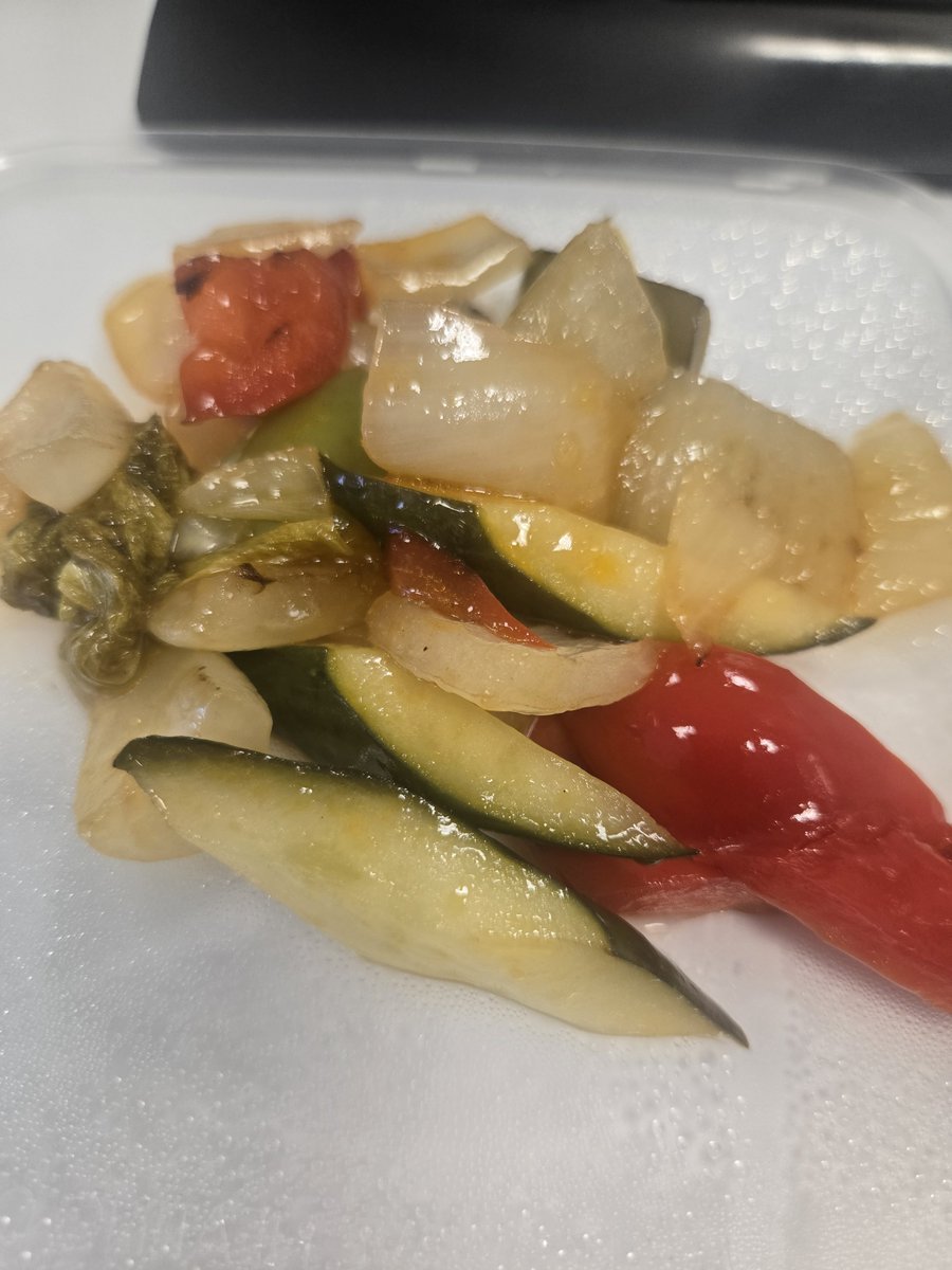 StarAnyse_'s tweet photo. VEGGIES 😾 https://t.co/MDFnqqsKz7