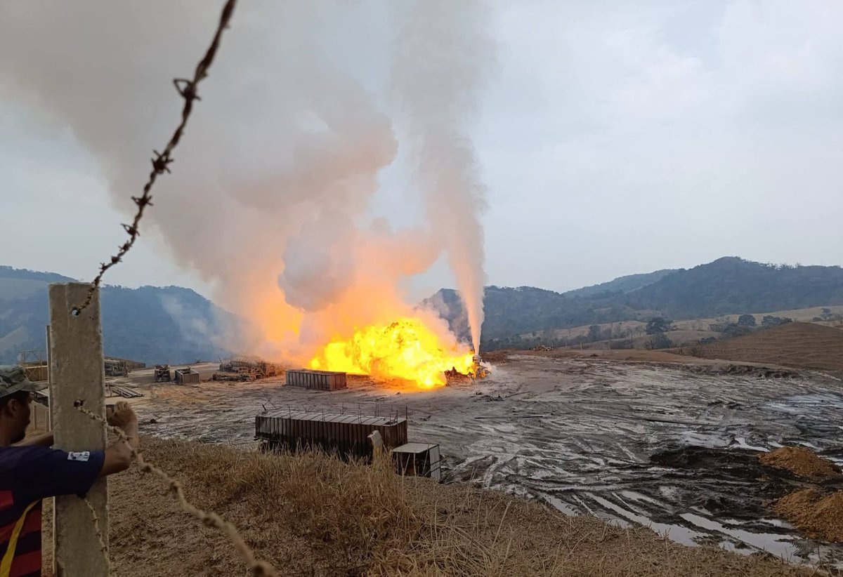 audelinomacario's tweet photo. A lo mejor usted sigue celebrando el triunfo de la selección nacional y se le olvidó... pero esta cuenta, a ratos monotemática, se lo recuerda:
Mañana se cumplen 120 días del incendio en el pozo petrolero #Krem1.
Los habitantes de decenas de comunidades aledañas al lugar del siniestro que @Pemex prometió a principios de junio, que iba a ser sofocado "en dos semanas"... esos no olvidan.
Esos lo sufren.
Saludos para don Cruz Manueles, para A. Castellanos, José Castellanos y Juan Altunar, y gracias por las imágenes de hoy.