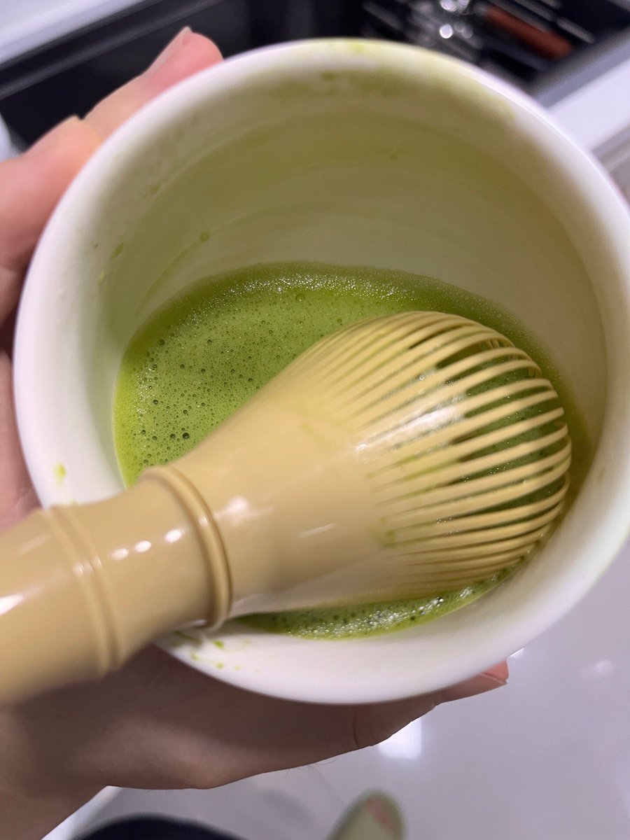 patricksprings1's tweet photo. Whip up a refreshing iced matcha latte in 2 mins! Mix 1 tsp matcha powder, 1 shot espresso, 150ml oat milk u0026 ice. No fancy tools needed #QuickDrinks https://t.co/YnCW9ZjIYu
