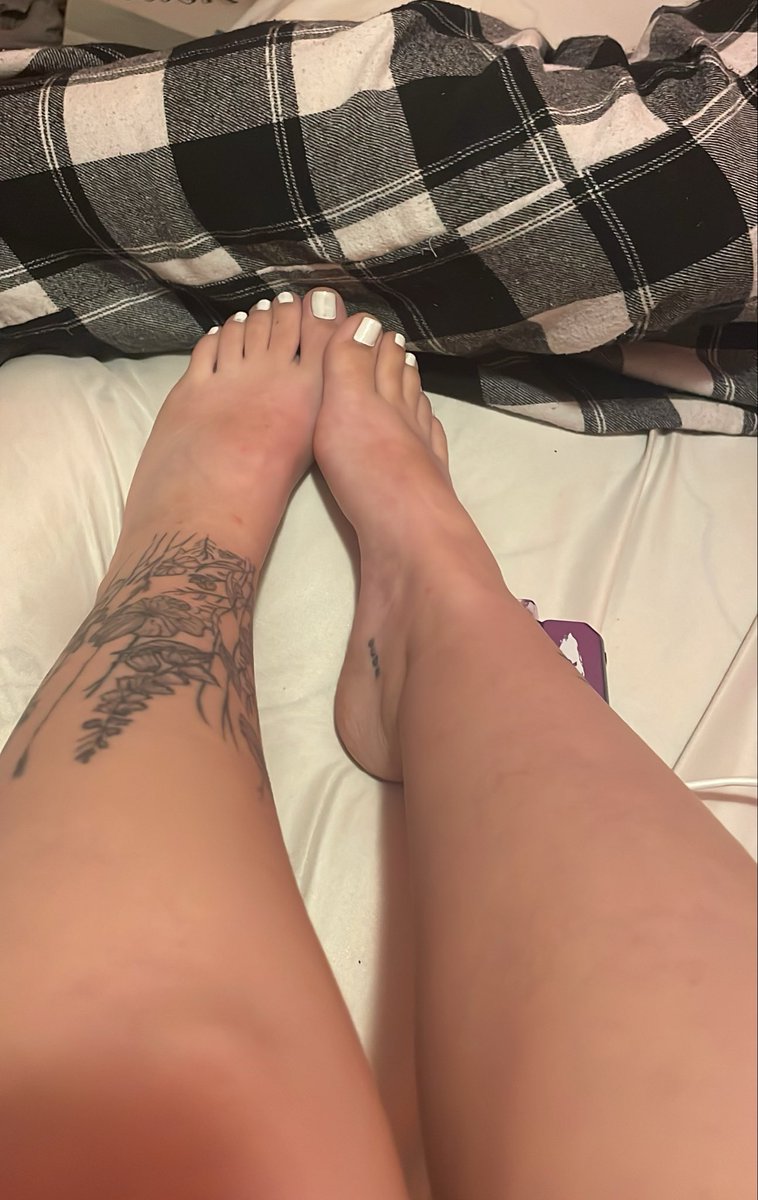 Muave26's tweet photo. I’m selling feet pics and “a little more” if you’re interested 😉 https://t.co/tNcBuovGCS