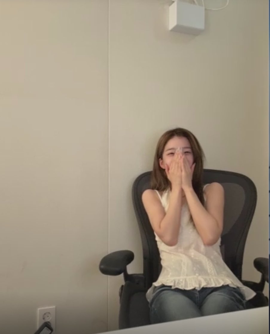 mokameino's tweet photo. her reaction to her signal with chaeyeon where they drop slime on jiwoo’s blanket😭😭😭😭😭 https://t.co/Qvaqnwi5hX