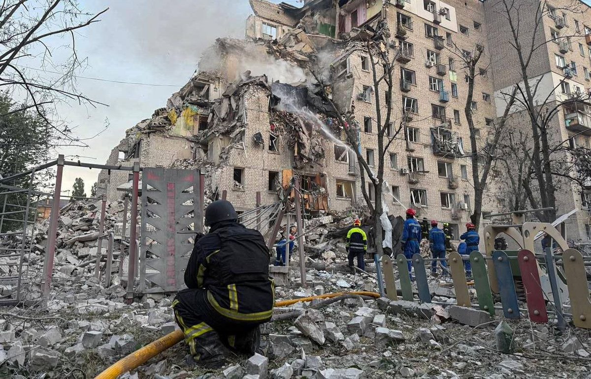 nexta_tv's tweet photo. 💔 At least 9 killed as Russia launches overnight attack on Kyiv

More than 30 locations across every district of Kyiv were damaged, according to the Kyiv City Military Administration.

Residential buildings suffered the heaviest destruction. Rescue teams are still searching through the rubble, recovering both survivors and victims.

At least 9 people have been confirmed killed and 56 injured, including at least one child. Officials say the death toll may still rise.

The air raid alert in Kyiv lasted for more than 11 hours, ending only at 7:08 a.m.