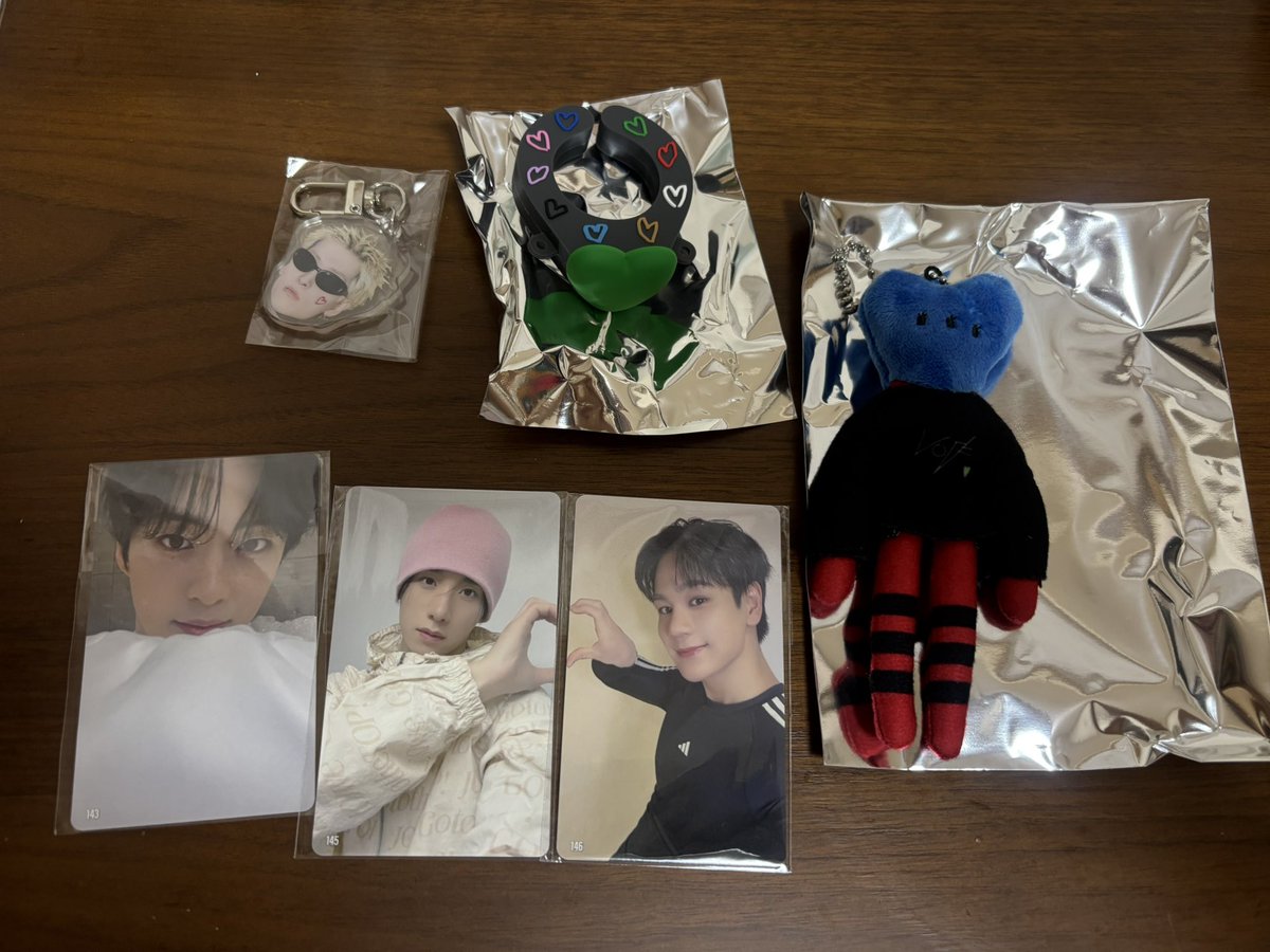 e_w94e's tweet photo. JO1 JO1DER SHOW 2026 EIEN 永縁 交換

【譲】
①運命の推し箱 ペンライトアクセサリー
緑 ×2

②トレカ
與那城、川尻、河野、佐藤、金城、豆原、ユニット 

③ガチャ
写真3枚目、金城顔面アクキー

【求】
写真4枚目

7/5オフラor7/19ナゴヤドーム手渡し＞郵送希望です。

お願いいたします🙇🏻 https://t.co/K27UcnQTl3