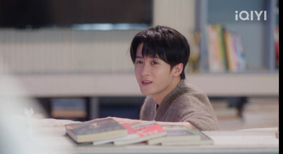 Nyx_zann's tweet photo. (ต่อ2) #WangChuran #TanJianci 
คุณ红九 ผู้เขียนนิยาย 
#เมื่อรักส่องประกาย  #LoveHasFireworks
มาเขียนตอนพิเศษชีวิตหลังแต่งงาน

คืนนั้นฝนตกหนักเกินกว่าจะออกไปซื้อของ และในตู้เย็นก็เหลือแค่ไข่กับผักเล็กน้อย มื้อเย็นจึงทำได้แค่บะหมี่ไข่ใส่ผักง่ายๆกินกัน

ตีสองครึ่ง เฉียนเฟยตื่นขึ้นมาเพราะหิว
เธอเขย่าตัวหลี่อี้เฟยเบาๆ 

"คุณสามี ฉันหิว"

ไม่คิดเลยว่าเขาจะตอบกลับทันที
"บังเอิญจัง ผมก็ตื่นเพราะหิวเหมือนกัน" 
แล้วก็ลุกขึ้นทันที

"ไปสิคุณภรรยา เราไปกินบาร์บีคิวกันเถอะ"

เฉียนเฟยนึกถึงคำบ่นของเหยาจิงจิงขึ้นมา
"ผู้ชายทื่อๆคนนั้นนะ ก่อนนอนฉันบอกว่าหิว เรากินอะไรก่อนไหม เดาสิเขาตอบว่าอะไร เบาบอกว่า 'ที่รักนอนเถอะ หลับไปก็หายหิวเอง' "

เฉียนเฟยถามหลี่อี้เฟยว่า
"ทำไมคุณไม่บอกว่ามันดึกแล้ว พรุ่งนี้ยังต้องทำงาน ไว้ค่อยไปกินวันอื่นหรือไม่ก็บอกว่าฉันกินเยอะไม่ได้นะ"

หลี่อี้เฟยใส่เสื้อผ้าอย่างรวดเร็ว จากนั้นก็หยิบของเธอมาช่วยใส่ พร้อมบีบแก้มเธอเบาๆ

"รู้ไหมว่าการเอาใจใส่ขั้นสูงสุดคืออะไร ก็คือ ถ้าผมทำลายความสุขของคุณ ผมเองก็จะรู้สึกเศร้า"

เขาเชิดคางขึ้นแล้วสะบัดผมอย่างภูมิใจสุดๆ ก่อนจะจูงมือเธอออกไป

"เขาใจหรือยัง การลุกขึ้นมากลางดึกเพื่อสนองความอยากกินของคุณ ไม่ได้เกี่ยวกับว่าคุณหิวแค่ไหน แต่มันเกี่ยวกับการที่ผมไม่อยากทำให้ตัวเองรู้สึกแย่"

ในวินาทีนั้นหัวใจของเฉียนเฟยก็อ่อนยวบลงโดยสิ้นเชิง

บางทีความรู้สึกแบบนี้แหละที่เรียกว่า 'ชีวิตจะเหมือนกันได้อย่างไร ถ้าเป็นคนละคนกัน'