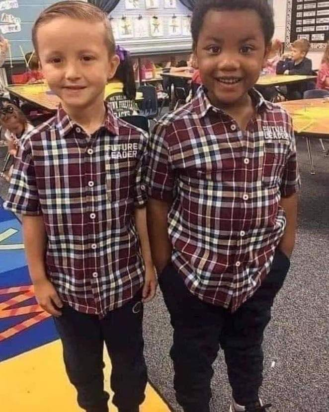 LunaGitana0333's tweet photo. Gemelos De Corazón. 
 El dueño de la foto dijo: 
- Mi hijo me dijo anoche que un amigo suyo en el aula se parece a él y que van a celebrar el día de los gemelos juntos.

Dijo que se parece a él en el color de sus ojos y cabello. , e insistió en que son totalmente idénticos.

 Después de llevarlo a la cama para dormir, salí al mercado a las nueve de la noche para comprar un conjunto de ropa idéntico para celebrar el día de los gemelos. 

Al día siguiente, las maestras me enviaron esta foto que hizo que mi corazón se derritiera.
 Es muy obvio que los niños no se parecen para nada, pero aun así, mi hijo Enrique no veía estas marcadas diferencias. 

¡El mundo será un lugar maravilloso cuando lo veamos a través de los ojos de dos niños de cinco años!