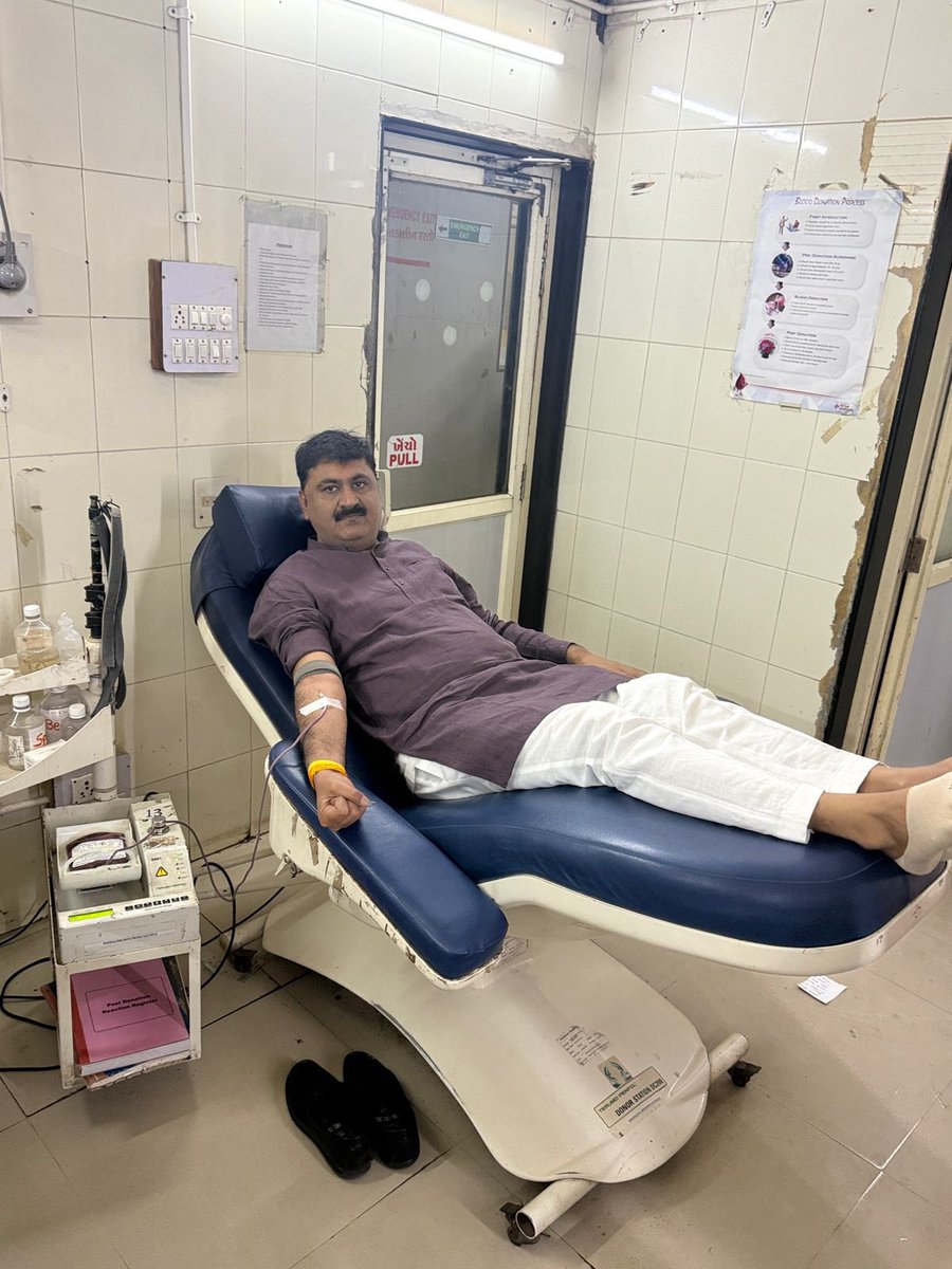 isureshvasara's tweet photo. મારા જન્મદિવસ નિમિતે રક્તદાન કરીને સાદગીપૂર્ણ રીતે જન્મદિવસની ઉજવણી કરી.

રક્તદાન એ મહાદાન છે. આપણે આપેલું એક યુનિટ રક્ત કોઈના જીવનમાં નવી આશા અને નવું જીવન આપી શકે છે.

હું તમામ મિત્રો અને યુવાનોને અપીલ કરું છું કે સમયાંતરે સ્વૈચ્છિક રક્તદાન કરીને માનવસેવામાં સહભાગી બનીએ. https://t.co/iXbvsybKxH