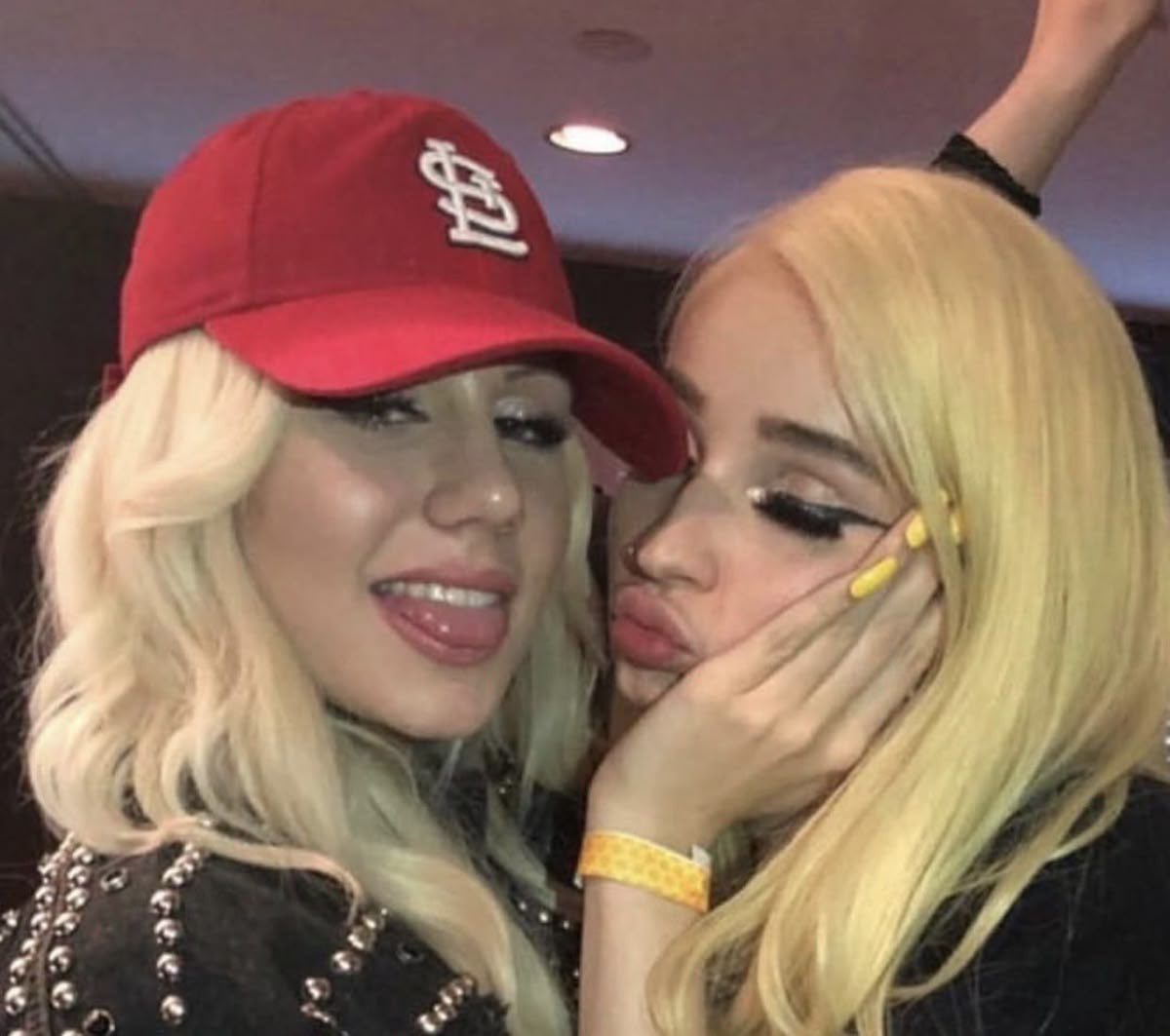 time2slash's tweet photo. eu e ela real footage new york trans vs LA trans https://t.co/wVbOfTrbRH