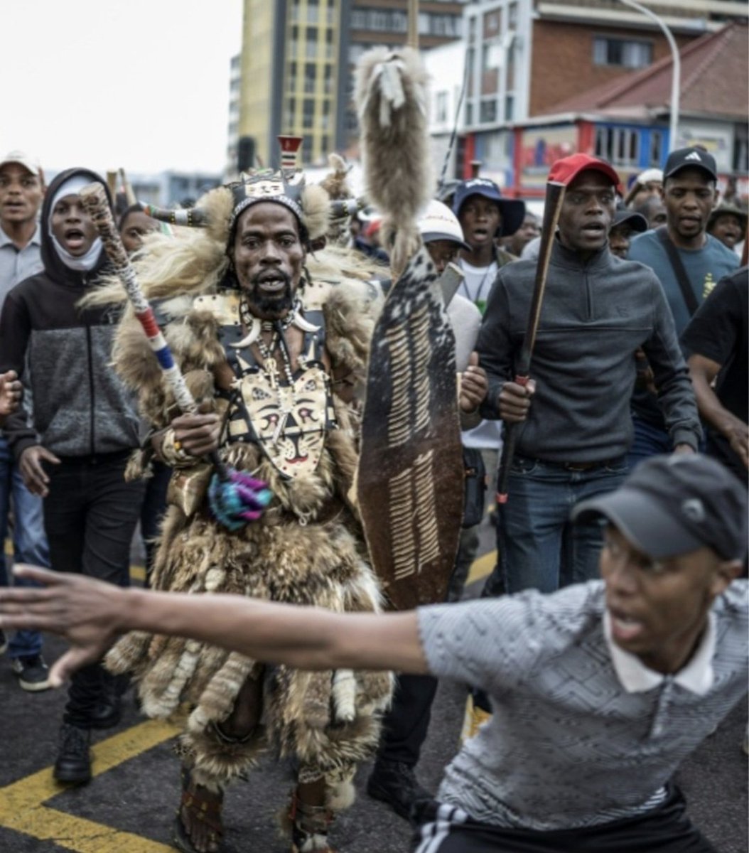 DeinStamm's tweet photo. @Gelbfrucht Bitte schau mal was in Südafrika grade los ist . Dort zeigen Remigrations Aktivisten grade was möglich ist. Zulu Nation #remigration #einheimische #aktivisten #stamm https://t.co/is5LPq5AHE
