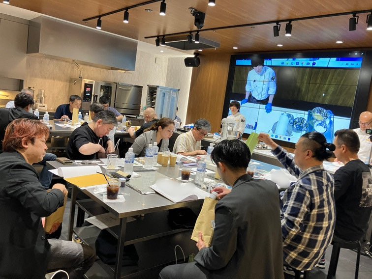 fantudio's tweet photo. 6月30日(火)株式会社ルーヴ様が、株式会社ミコヤ香商様主催の「最高の香りを追い求めて～バニラと香料の深い世界を学び、理想の味を形に～」をKitchen Fantudioで開催いたしました。
中四国から沢山のパティシエさんが参加され、皆様で交流も深められました。
とても学び深い講習会でした。 https://t.co/YrNaXiIVTS