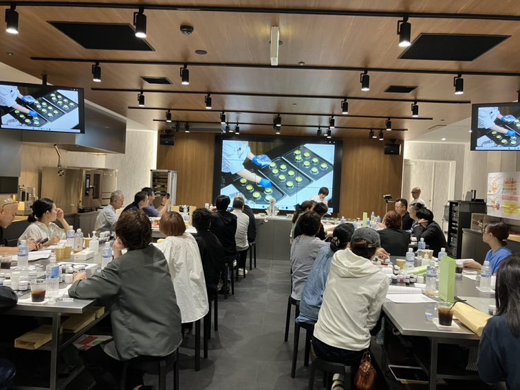 fantudio's tweet photo. 6月30日(火)株式会社ルーヴ様が、株式会社ミコヤ香商様主催の「最高の香りを追い求めて～バニラと香料の深い世界を学び、理想の味を形に～」をKitchen Fantudioで開催いたしました。
中四国から沢山のパティシエさんが参加され、皆様で交流も深められました。
とても学び深い講習会でした。 https://t.co/YrNaXiIVTS